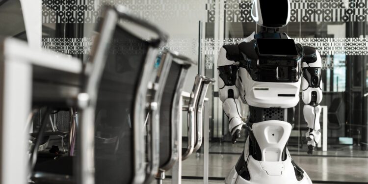 الروبوتات البشرية في السعودية تظهر لأول مرة في صالة عرض بالرياض